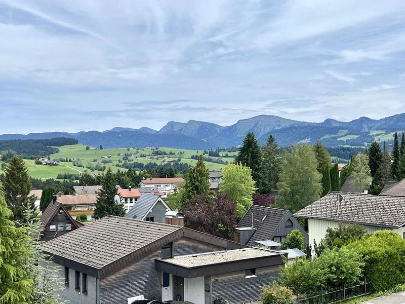 Schönes Apartment in Oberreute im 2. OG mit Balkon, Bergsicht und TG Stellplatz  - Aufzug im Haus